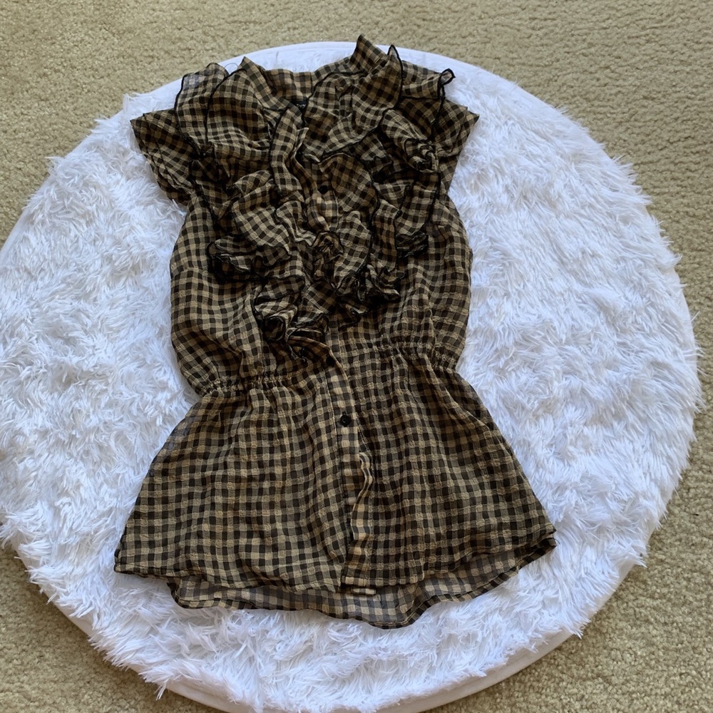 Sleeveless ruffle detail blouse